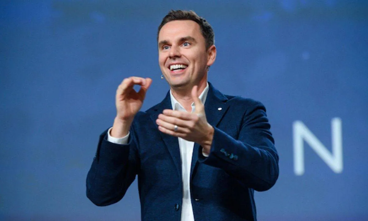 Brendon Burchard speaking on stage